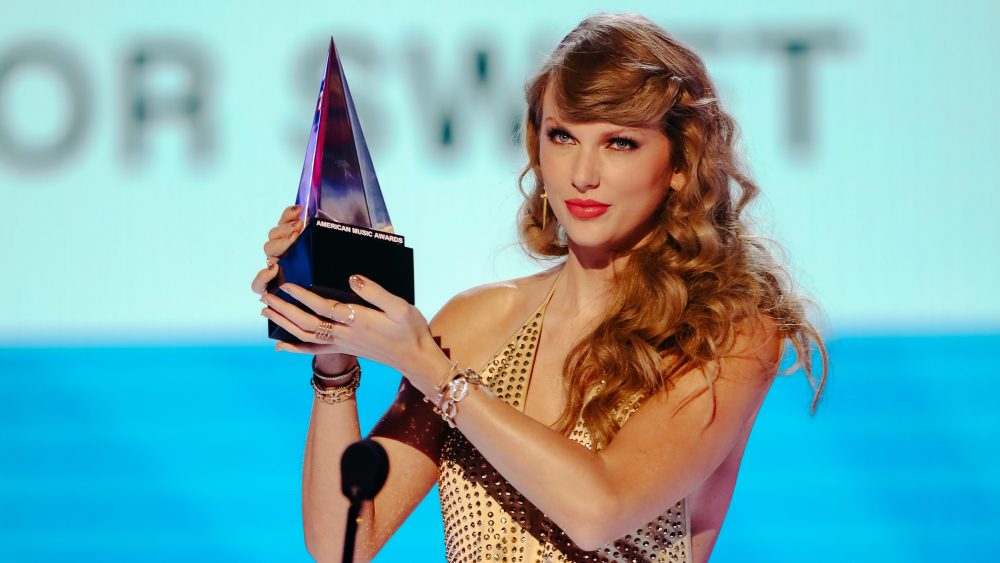 Taylor Swift AMAs 2022 1 e1722924294475